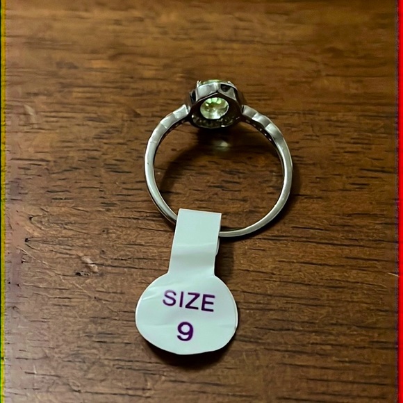 Brand NEW 925 Sterling Silver with Lab Created Light Green Quartz in size 9. - Picture 4 of 6